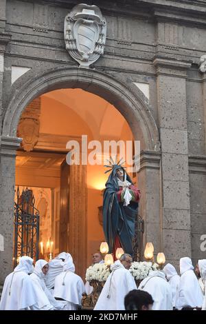 I Penitenti con cappuccio dell'Arciconfraternita di Santa Monica portano croci e fiaccole mentre prendono parte alla processione del Venerdì Santo lungo le strade di Sorrento Sud Italia. I credenti cristiani di tutto il mondo segnano la settimana Santa di Pasqua per celebrare la crocifissione e la risurrezione di Gesù Cristo. Sorrento il 15 aprile 2022 a Napoli. (Foto di Franco Romano/NurPhoto) Foto Stock