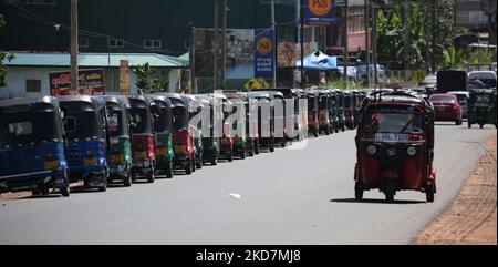 Tre ruote in attesa di una fila per acquistare benzina presso la stazione di rifornimento di Godagama vicino a Colombo il 15 aprile 2022. La Ceylon Petroleum Corporation dice che l'erogazione di carburante per i veicoli alle stazioni di rifornimento è limitata con effetto dalle ore 1,00 di oggi (aprile 15).Fuel per un massimo di RS. 1.000 per motocicli, RS. 1.500 per le tre ruote, RS. 5.000 per auto, furgoni e jeep. Foto Stock