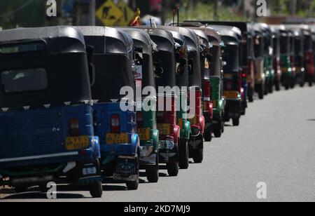 Tre ruote in attesa di una fila per acquistare benzina presso la stazione di rifornimento di Godagama vicino a Colombo il 15 aprile 2022. La Ceylon Petroleum Corporation dice che l'erogazione di carburante per i veicoli alle stazioni di rifornimento è limitata con effetto dalle ore 1,00 di oggi (aprile 15).Fuel per un massimo di RS. 1.000 per motocicli, RS. 1.500 per le tre ruote, RS. 5.000 per auto, furgoni e jeep. Foto Stock