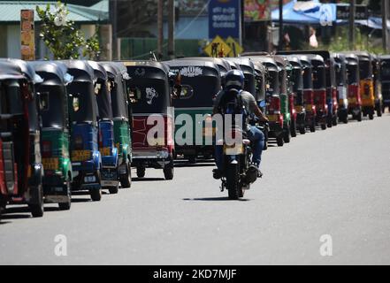 Tre ruote in attesa di una fila per acquistare benzina presso la stazione di rifornimento di Godagama vicino a Colombo il 15 aprile 2022. La Ceylon Petroleum Corporation dice che l'erogazione di carburante per i veicoli alle stazioni di rifornimento è limitata con effetto dalle ore 1,00 di oggi (aprile 15).Fuel per un massimo di RS. 1.000 per motocicli, RS. 1.500 per le tre ruote, RS. 5.000 per auto, furgoni e jeep. Foto Stock