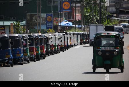 Tre ruote in attesa di una fila per acquistare benzina presso la stazione di rifornimento di Godagama vicino a Colombo il 15 aprile 2022. La Ceylon Petroleum Corporation dice che l'erogazione di carburante per i veicoli alle stazioni di rifornimento è limitata con effetto dalle ore 1,00 di oggi (aprile 15).Fuel per un massimo di RS. 1.000 per motocicli, RS. 1.500 per le tre ruote, RS. 5.000 per auto, furgoni e jeep. Foto Stock