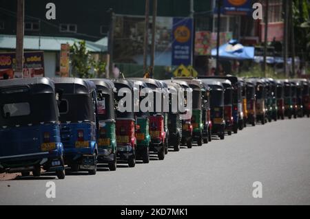 Tre ruote in attesa di una fila per acquistare benzina presso la stazione di rifornimento di Godagama vicino a Colombo il 15 aprile 2022. La Ceylon Petroleum Corporation dice che l'erogazione di carburante per i veicoli alle stazioni di rifornimento è limitata con effetto dalle ore 1,00 di oggi (aprile 15).Fuel per un massimo di RS. 1.000 per motocicli, RS. 1.500 per le tre ruote, RS. 5.000 per auto, furgoni e jeep. Foto Stock