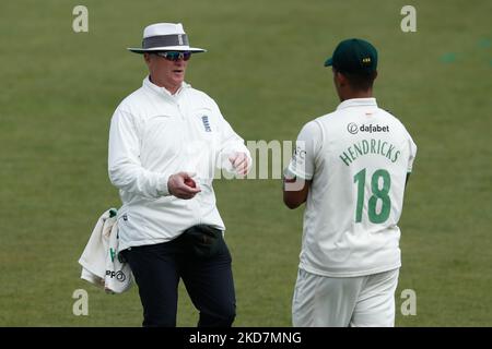 Umpire, ben Debenham, sostituisce la palla durante la partita LV= County Championship Division 2 tra Durham County Cricket Club e Leicestershire County Cricket Club presso Emirates Riverside, Chester le Street giovedì 14th aprile 2022. (Foto di will Matthews/MI News/NurPhoto) Foto Stock