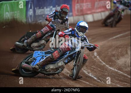 Sam McGurk (Blue) guida Jack Smith (Red) e Henry Atkins (White) durante la partita della National Development League tra Belle Vue Colts e Plymouth Centurions al National Speedway Stadium di Manchester venerdì 15th aprile 2022. (Foto di Ian Charles/MI News/NurPhoto) Foto Stock