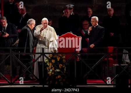 La tradizionale Via Crucis al Colosseo di Papa Francesco il venerdì della settimana Santa. Messaggi di pace durante il messaggio del Santo Padre. A Roma, 15 aprile 2022 (Foto di Riccardo Fabi/NurPhoto) Foto Stock