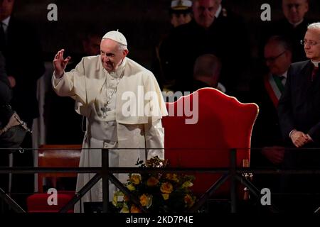 La tradizionale Via Crucis al Colosseo di Papa Francesco il venerdì della settimana Santa. Messaggi di pace durante il messaggio del Santo Padre. A Roma, 15 aprile 2022 (Foto di Riccardo Fabi/NurPhoto) Foto Stock