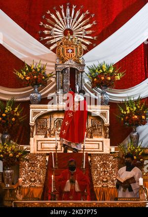 Arcivescovo di Cusco, Richard Daniel Alarcón Urrutia, durante le celebrazioni del Venerdì Santo nella Basilica di la Merced a Cusco. Venerdì 15 aprile 2022 a Cusco, Perù. (Foto di Artur Widak/NurPhoto) Foto Stock