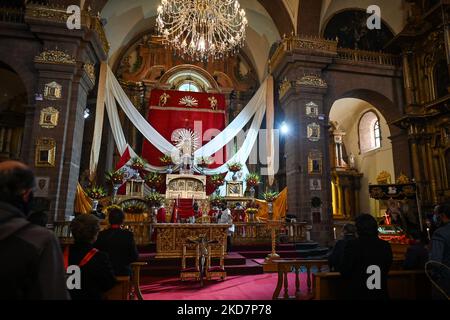 Arcivescovo di Cusco, Richard Daniel Alarcón Urrutia, durante le celebrazioni del Venerdì Santo nella Basilica di la Merced a Cusco. Venerdì 15 aprile 2022 a Cusco, Perù. (Foto di Artur Widak/NurPhoto) Foto Stock