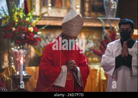 Arcivescovo di Cusco, Richard Daniel Alarcón Urrutia, durante le celebrazioni del Venerdì Santo nella Basilica di la Merced a Cusco. Venerdì 15 aprile 2022 a Cusco, Perù. (Foto di Artur Widak/NurPhoto) Foto Stock