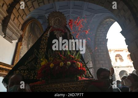 I devoti spruzzano petali sulla statua della Vergine dolorosa, che viene portata attraverso il chiostro principale della basilica durante la celebrazione del Venerdì Santo nella Basilica di la Merced a Cusco. La processione ufficiale a Plaza De Armas a Cusco è stata annullata a causa della pandemia del Covid-19. Venerdì 15 aprile 2022 a Cusco, Perù. (Foto di Artur Widak/NurPhoto) Foto Stock