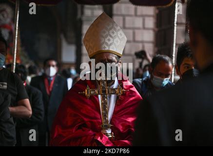 Arcivescovo di Cusco, Richard Daniel Alarcón Urrutia, durante la processione con il Santo Sepolcro (statua a grandezza naturale del corpo crocifisso di Gesù in una bara di vetro) e la Vergine dolorosa (Madonna Addolorata), Attraverso il chiostro principale della basilica durante le celebrazioni del Venerdì Santo nella Basilica di la Merced a Cusco. La processione ufficiale a Plaza De Armas a Cusco è stata annullata a causa della pandemia del Covid-19. Venerdì 15 aprile 2022 a Cusco, Perù. (Foto di Artur Widak/NurPhoto) Foto Stock