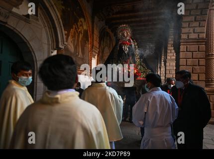 I devoti camminano e pregano davanti alla statua della Vergine dolorosa, che viene portata attraverso il chiostro principale della basilica durante la celebrazione del Venerdì Santo nella Basilica della Merced di Cusco. La processione ufficiale a Plaza De Armas a Cusco è stata annullata a causa della pandemia del Covid-19. Venerdì 15 aprile 2022 a Cusco, Perù. (Foto di Artur Widak/NurPhoto) Foto Stock