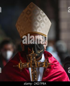 Arcivescovo di Cusco, Richard Daniel Alarcón Urrutia, durante la processione con il Santo Sepolcro (statua a grandezza naturale del corpo crocifisso di Gesù in una bara di vetro) e la Vergine dolorosa (Madonna Addolorata), Attraverso il chiostro principale della basilica durante le celebrazioni del Venerdì Santo nella Basilica di la Merced a Cusco. La processione ufficiale a Plaza De Armas a Cusco è stata annullata a causa della pandemia del Covid-19. Venerdì 15 aprile 2022 a Cusco, Perù. (Foto di Artur Widak/NurPhoto) Foto Stock