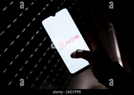In questa foto è riportato un logo Airbnb visualizzato sullo schermo di uno smartphone ad Atene, in Grecia, il 16 aprile 2022. (Foto di Nikolas Kokovlis/NurPhoto) Foto Stock