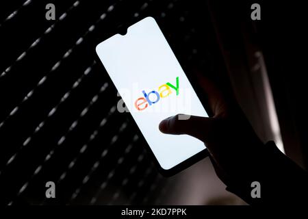 In questa foto, il logo Ebay visualizzato sullo schermo di uno smartphone ad Atene, in Grecia, il 16 aprile 2022. (Foto di Nikolas Kokovlis/NurPhoto) Foto Stock