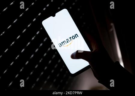 In questa foto, un logo Amazon visualizzato sullo schermo di uno smartphone ad Atene, in Grecia, il 16 aprile 2022. (Foto di Nikolas Kokovlis/NurPhoto) Foto Stock