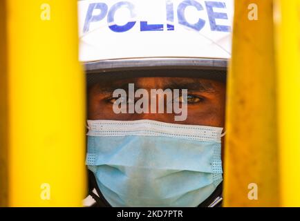 Un poliziotto è in guardia mentre i manifestanti prendono parte a una protesta contro la crisi economica di fronte al Segretariato Presidenziale di Galle Face, Colombo, il 16 aprile 2022. (Foto di Pradeep Dambarage/NurPhoto) Foto Stock