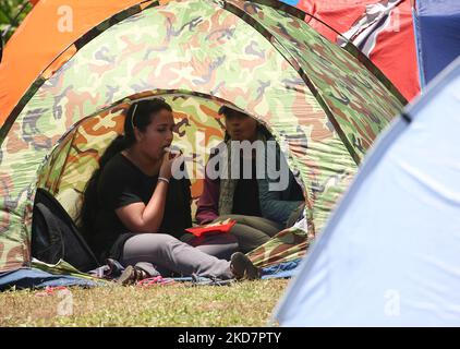 I manifestanti mangiano all'interno di una tenda al villaggio di Gota-Go durante una protesta contro la crisi economica di fronte al Segretariato Presidenziale a Galle Face, Colombo, il 16 aprile 2022. (Foto di Pradeep Dambarage/NurPhoto) Foto Stock