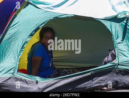 Le donne riposano all'interno di una tenda del villaggio di Gota-Go durante una protesta contro la crisi economica di fronte al Segretariato Presidenziale di Galle Face, Colombo, il 16 aprile 2022. (Foto di Pradeep Dambarage/NurPhoto) Foto Stock