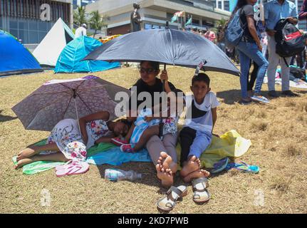 Una famiglia si trova nel villaggio di Gota-Go vicino al Segretariato Presidenziale a Galle Face, Colombo, in mezzo alle proteste contro la crisi economica del 16 aprile 2022. (Foto di Pradeep Dambarage/NurPhoto) Foto Stock