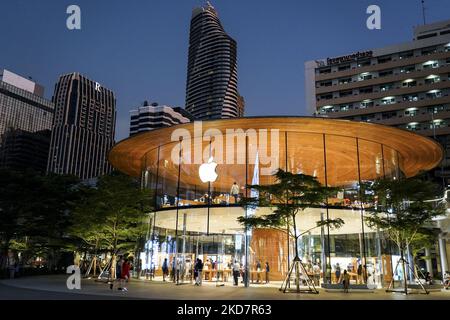 Una visione generale del marchio Apple Store al Central World, a Bangkok, Thailandia, 16 aprile 2022. (Foto di Anusak Laowilas/NurPhoto) Foto Stock