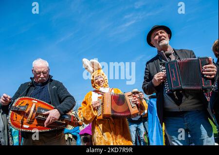 I musicisti suonano l'inno nazionale ucraino durante un concerto a sostegno dell'Ucraina tenutosi a Nijmegen il 16th aprile 2022. (Foto di Romy Arroyo Fernandez/NurPhoto) Foto Stock