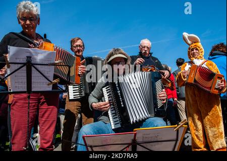 I musicisti suonano l'inno nazionale ucraino durante un concerto a sostegno dell'Ucraina tenutosi a Nijmegen il 16th aprile 2022. (Foto di Romy Arroyo Fernandez/NurPhoto) Foto Stock