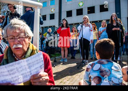 I rifugiati ucraini ospitati nella città cantano l'inno nazionale ucraino, durante un concerto a sostegno dell'Ucraina tenutosi a Nijmegen il 16th aprile 2022. (Foto di Romy Arroyo Fernandez/NurPhoto) Foto Stock