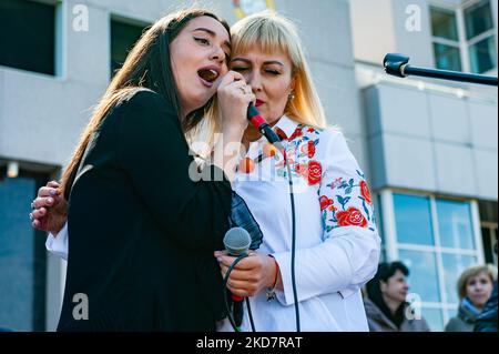Due rifugiati ucraini ospitati in città stanno cantando una canzone Ucraina, durante un concerto a sostegno dell'Ucraina tenutosi a Nijmegen, il 16th aprile 2022. (Foto di Romy Arroyo Fernandez/NurPhoto) Foto Stock