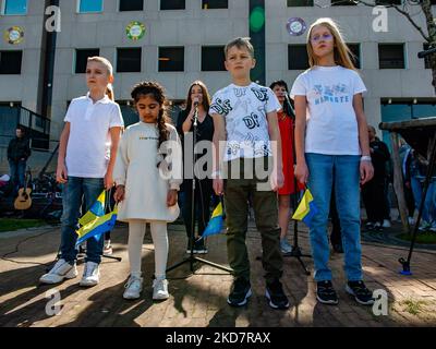 I rifugiati ucraini ospitati in città cantano una canzone Ucraina, durante un concerto a sostegno dell'Ucraina tenutosi a Nijmegen il 16th aprile 2022. (Foto di Romy Arroyo Fernandez/NurPhoto) Foto Stock