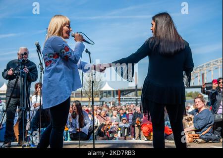 Due rifugiati ucraini ospitati in città stanno cantando una canzone Ucraina, durante un concerto a sostegno dell'Ucraina tenutosi a Nijmegen, il 16th aprile 2022. (Foto di Romy Arroyo Fernandez/NurPhoto) Foto Stock
