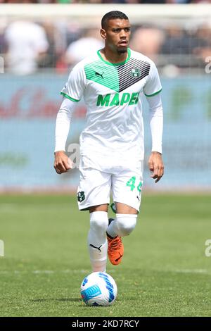 Ruan Tressoldi di US SASSUOLO in azione durante la Serie Un match tra Cagliari Calcio e US Sassuolo all'Arena Sardegna il 16 aprile 2022 a Cagliari. (Foto di Luca Amedeo Bizzarri/LiveMedia/NurPhoto) Foto Stock