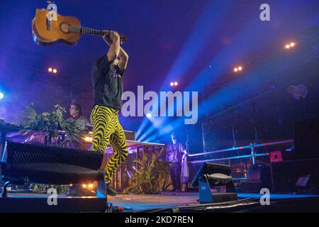Cosmo durante il concerto musicale della cantante italiana Cosmo Tour 2022 il 15 aprile 2022 all'Estragon Club di Bologna (Foto di Cesare Veronesi/LiveMedia/NurPhoto) Foto Stock