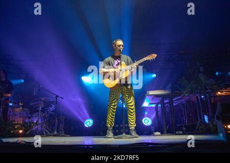 Cosmo durante il concerto musicale della cantante italiana Cosmo Tour 2022 il 15 aprile 2022 all'Estragon Club di Bologna (Foto di Cesare Veronesi/LiveMedia/NurPhoto) Foto Stock