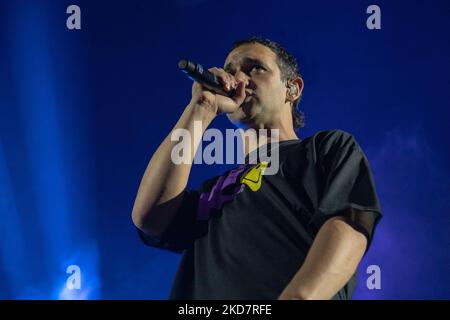 Cosmo durante il concerto musicale della cantante italiana Cosmo Tour 2022 il 15 aprile 2022 all'Estragon Club di Bologna (Foto di Cesare Veronesi/LiveMedia/NurPhoto) Foto Stock