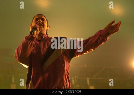 Cosmo durante il concerto musicale della cantante italiana Cosmo Tour 2022 il 15 aprile 2022 all'Estragon Club di Bologna (Foto di Cesare Veronesi/LiveMedia/NurPhoto) Foto Stock