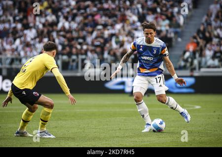 Il difensore della Juventus Luca Pellegrini (17) combatte per la palla contro il difensore bolognese Aaron Hickey (3) durante la Serie A partita di calcio n.33 JUVENTUS - BOLOGNA il 16 aprile 2022 allo Stadio Allianz di Torino, Piemonte, Italia. (Foto di Matteo Bottanelli/NurPhoto) Foto Stock