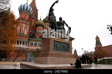 Mosca, Russia. 04th Nov 2022. Il presidente russo Vladimir Putin mette i fiori ai piedi del monumento a Kuzma Minin e Dmitry Pozharsky per celebrare la Giornata dell'unità Nazionale in Piazza Rossa, 4 novembre 2022 a Mosca, Russia. Credit: Mikhail Metzel/Kremlin Pool/Alamy Live News Foto Stock