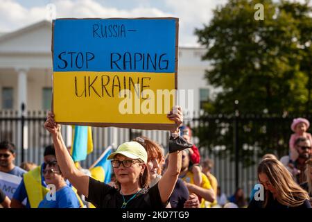 I manifestanti protestano contro la Casa Bianca contro la guerra in Ucraina. Oltre al raduno quotidiano, i dimostranti hanno tenuto una veglia fuori dalla residenza dell'ambasciatore russo per chiedere la fine di ciò che affermano essere un genocidio. I sostenitori dell’Ucraina continuano a chiedere una no-fly zone sull’Ucraina, ulteriore assistenza militare ed esclusione di tutte le banche russe da SWIFT. (Foto di Allison Bailey/NurPhoto) Foto Stock