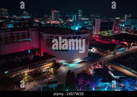 Vista panoramica dello skyline di Malacca, del traffico e del semaforo di notte. Luci colorate della città. Foto Stock