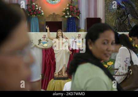 I devoti cristiani durante la messa pasquale in una Chiesa di Guwahati, Assam, India, domenica 17 aprile 2022. (Foto di David Talukdar/NurPhoto) Foto Stock