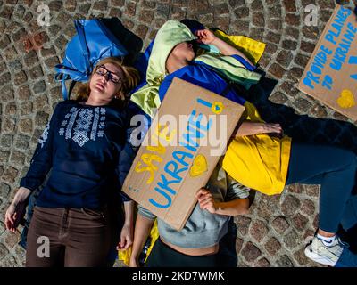 Le donne ucraine con un cartello a sostegno dell’Ucraina si trovano sul terreno di fronte alla piazza Dam di Amsterdam, per protestare contro la guerra della Russia in Ucraina, il 17th aprile 2022. (Foto di Romy Arroyo Fernandez/NurPhoto) Foto Stock