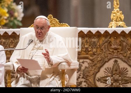 La settimana Santa di Papa Francesco con il cuore del conflitto in Ucraina. Continui messaggi contro la guerra, dalla Via Crucis (Via della Croce) al Colosseo e durante l'omelia della Veglia Pasquale. Roma, Italia, 14 e 15 aprile 2022 (Foto di Riccardo Fabi/NurPhoto) Foto Stock