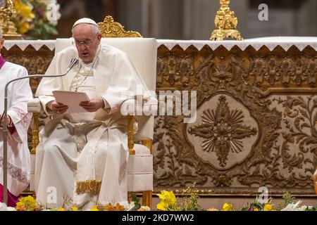 La settimana Santa di Papa Francesco con il cuore del conflitto in Ucraina. Continui messaggi contro la guerra, dalla Via Crucis (Via della Croce) al Colosseo e durante l'omelia della Veglia Pasquale. Roma, Italia, 14 e 15 aprile 2022 (Foto di Riccardo Fabi/NurPhoto) Foto Stock