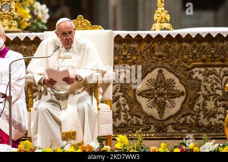 La settimana Santa di Papa Francesco con il cuore del conflitto in Ucraina. Continui messaggi contro la guerra, dalla Via Crucis (Via della Croce) al Colosseo e durante l'omelia della Veglia Pasquale. Roma, Italia, 14 e 15 aprile 2022 (Foto di Riccardo Fabi/NurPhoto) Foto Stock