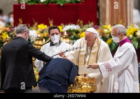 La settimana Santa di Papa Francesco con il cuore del conflitto in Ucraina. Continui messaggi contro la guerra, dalla Via Crucis (Via della Croce) al Colosseo e durante l'omelia della Veglia Pasquale. Roma, Italia, 14 e 15 aprile 2022 (Foto di Riccardo Fabi/NurPhoto) Foto Stock