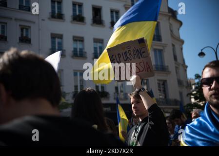 Aiutare Ucraina, fermare la Russia dice un segno visto alla marcia contro l'invasione russa dell'Ucraina, a Parigi, 16 aprile 2022. (Foto di Andrea Savorani Neri/NurPhoto) Foto Stock