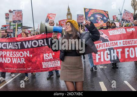 Londra, Regno Unito. 5 Nov 2022. Alternativa socialista e Big ben. Molti gruppi si sono Uniti all'Assemblea popolare contro l'austerità nella loro marcia intorno a Westminster in un raduno a Trafalgar Square. Dicono "la Gran Bretagna è rotta” e chiedono ora un'elezione generale! Tra i marchigiani c'erano molti sindacalisti, gruppi di sinistra e sostenitori laburisti tra cui Jeremy Corbyn e John McDonnell. Peter Marshall/Alamy Live News Foto Stock