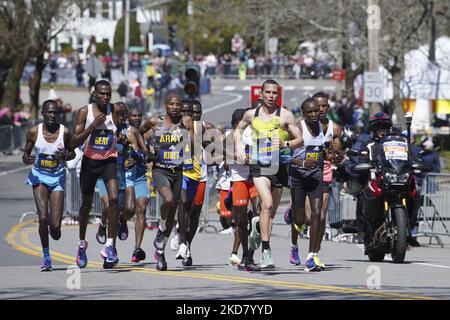 I leader della maratona di Boston 2022, tra cui l'eventuale vincitore Evans Chebet, r, del Kenya, nella divisione Mens corrono su una delle colline di Newton, Massachusetts (miglio 17). (Foto di Jodi Hilton/NurPhoto) Foto Stock