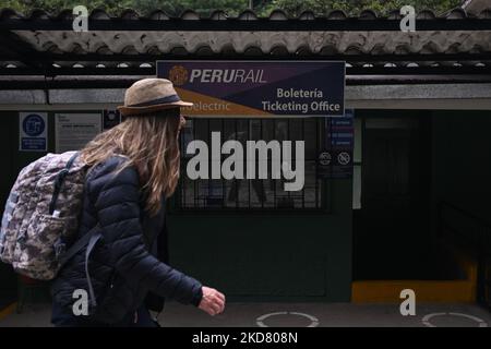 Una passeggiata turistica sulle rotaie vicino PeruRail stazione Hidroeléctrica. I leader sindacali della regione del Cusco hanno lanciato questa mattina uno sciopero di 48 ore per protestare contro l'aumento dei prezzi dei prodotti alimentari, dei carburanti e dei fertilizzanti e per chiedere al governo un aiuto per uscire dalla crisi. Lo sciopero a Cusco ha bloccato l'accesso stradale e ferroviario alle rovine di Machu Picchu, la principale attrazione turistica del paese, e le strade di accesso a Cusco, la capitale regionale, intrappolando migliaia di turisti innocenti. Lunedì 18 aprile 2022, ad Aguas Calientes, Cusco, Perù. (Foto di Artur Widak/NurPhoto) Foto Stock